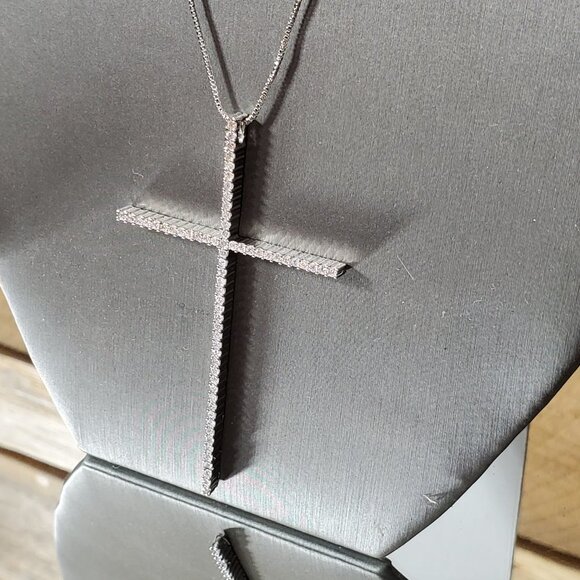 AAA White Zircon & Silver Cross Necklace - Picture 5 of 12
